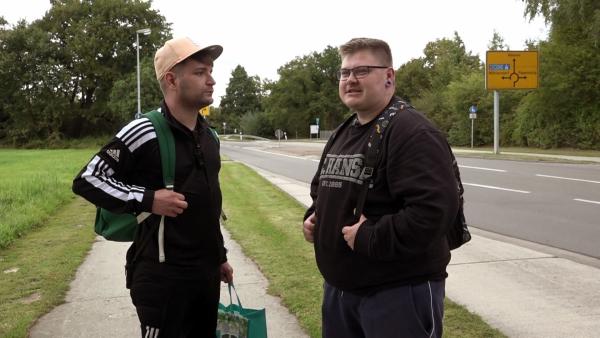 Bild 1 von 3: Damian (re.) und sein Partner Lukas verreisen nach Ostfriesland. Dort lebt Damians älteste Freundin Cindy bereits seit vier Jahren - bislang hat er sie dort jedoch noch nie besucht.
