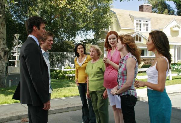 Bild 1 von 27: Bob (Tuc Watkins, l.) und Lee (Kevin Rahm, 2.v.l.) lassen einen blechernen Springbrunnen in ihrem Vorgarten installieren und ziehen so den Zorn von Gabrielle (Eva Longoria, r.), Katherine (Dana Delany, 2.v.r.), Bree (Marica Cross, 3.v.r.), Mrs. McCluskey (Kathryn Joosten, M.) und Susan (Teri Hatcher, 3.v.l.) auf sich ...
