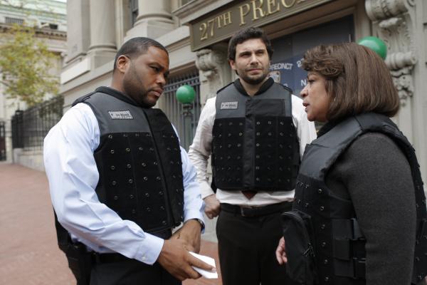 Bild 1 von 7: (l-r) Anthony Anderson as Det. Kevin Bernard, Jeremy Sisto as Det. Cyrus Lupo, S. Epatha Merkerson as Lt. Anita Van Buren -- NBC