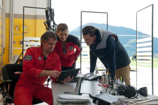 Bild 1 von 7: Per GPS-Signal können Michael (Robert Lohr, l.), Bea (Paula Paul, M.) und Rudi (Michael Pascher, r.) sehen, wo sich ihre Kollegen befinden.