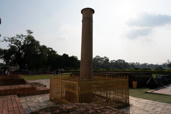 Bild 1 von 6: In Indien lässt ein Herrscher kunstvoll verzierte Säulen errichten, unter anderem um den Geburtsort Buddhas zu markieren.