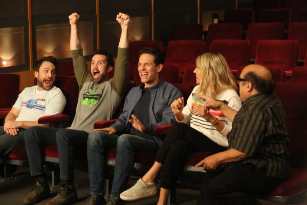 Bild 1 von 4: (v.l.n.r.) Charlie Kelly (Charlie Day); Mac (Rob McElhenney); Dennis Reynolds (Glenn Howerton); Dee Reynolds (Kaitlin Olson); Frank Reynolds (Danny DeVito)