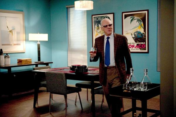 Bild 1 von 20: Der verbitterte Professor Cornwallis (Malcolm McDowell) hat es auf die Lerngruppe abgesehen und versucht sie gegeneinander auszuspielen. Ob ihm das gelingen wird ...