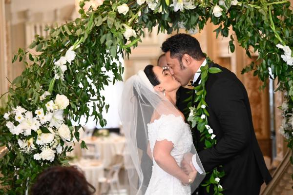 Bild 1 von 5: Dany Garcia (Arlyn Broche, l.); Dwayne Johnson (Uli Latukefu, r.)