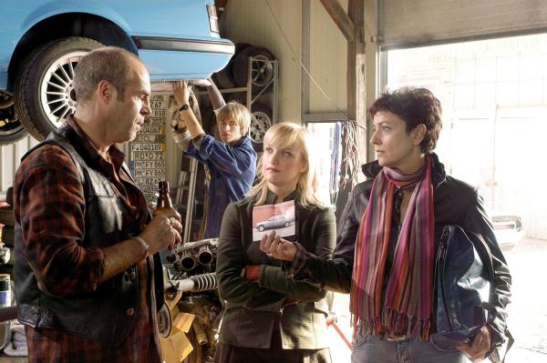 Bild 1 von 16: Im Bild: Sabrina (Despina Pajanou, re.) und Caro (Eva Herzig) wollen von Wohmann (Peter Kremer, li.) wissen, ob das Beweisstück aus seiner Werkstatt stammt. Sven (Nikolas Jürgens, hi.) hört der Befragung aufmerksam zu.