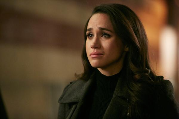 Bild 1 von 3: Rachel (Meghan Markle) ist verzweifelt. Ihr Verlobter wurde zu einer Haftstrafe wegen Betrugs verurteilt. Statt ersehnter Traumhochzeit mitsamt Flitterwochen sind nun Gefängnisbesuche ihre Realität.