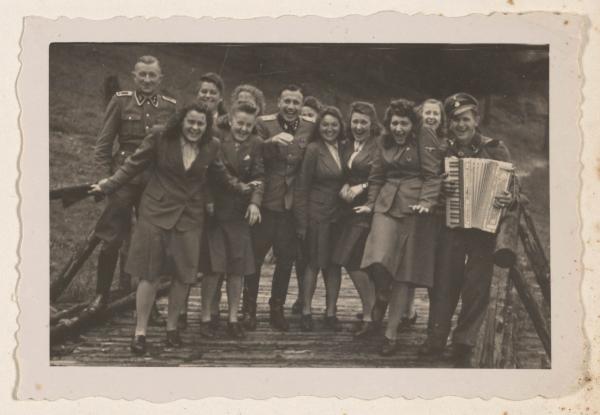 Bild 1 von 8: Die SS-Wachen von Auschwitz genießen ihre Freizeit, während in der Todesfabrik täglich tausende Menschen ermordet werden.