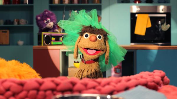 Bild 1 von 3: Moppi hat ein Tutu auf dem Kopf und tanzt zu Musik aus dem Radio.© rbb/Anderthalb - Honorarfreie Verwendung gemäß AGB im redaktionellen Zusammenhang mit genannter Sendung bei Nennung \