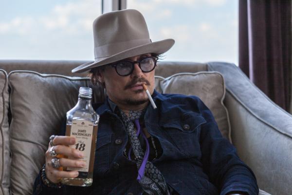 Bild 1 von 13: Johnny Depp (Patrick Schramm) wurde in einem Hotel in Japan angeblich von einem Chupacabra angegriffen.
