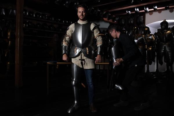Bild 1 von 14: Um herauszufinden wie beweglich ein Ritter in voller Montur war, wird Mirko Drotschmann selbst zum \