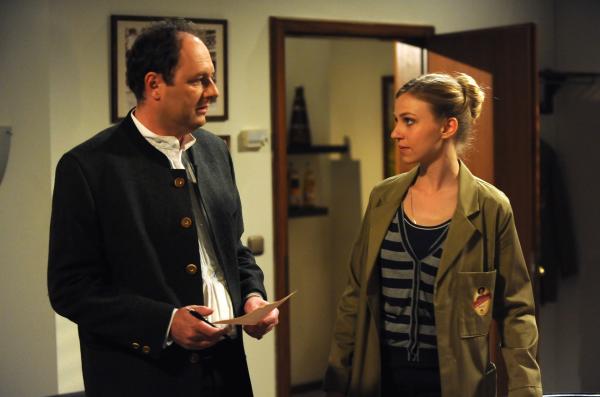 Bild 1 von 11: Hubert redet Caro ins Gewissen, weil diese einen wichtigen Termin versäumt hat. Von links: Hubert Kirchleitner (Bernhard Ulrich) und Caroline Ertl (Teresa Rizos).