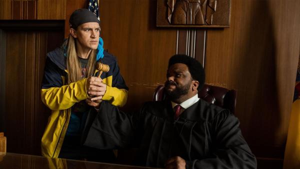 Bild 1 von 4: Jay (Jason Mewes, l.); Richter Jerry N. Executioner (Craig Robinson, r.)