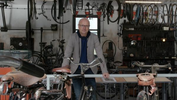 Bild 1 von 3: Mobilität Old School. Am Verkehrszentrum des Deutschen Museums in München geht Karsten Schwanke (im Bild) den Fragen der Mobilität der Zukunft nach und welche Rolle die Digitalisierung dabei spielt.