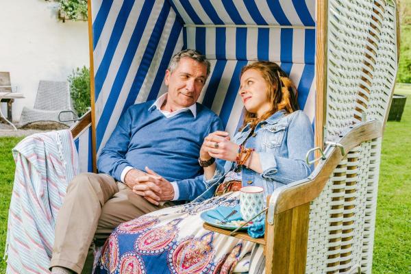 Bild 1 von 18: Im Bild: Fine (Amelie Plaas-Link) sucht Rat bei ihrem Vater Klaus (Rudolf Kowalski).