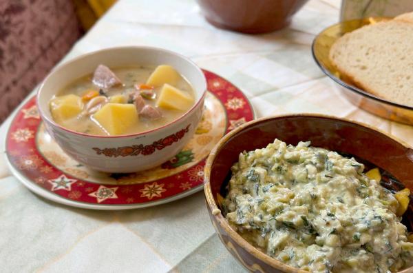 Bild 1 von 4: In Bulgarien hat Bagdana einen Eintopf aus Schweinefleisch, Kartoffeln, Karotten, Zwiebeln und Petersilie zubereitet.