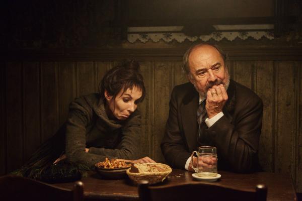 Bild 1 von 15: Lichoradka (Jana Plodková) hat bemerkt, dass Urban alle ihre Hindernisse überwinden konnte. Nun eilt er zu seiner Laura. Als letzte Chance, ihre Wette auf sein Scheitern zu gewinnen, versucht sie, den Uhrmacher (Viktor Preiss) zu einem Mord an Urban zu überreden.