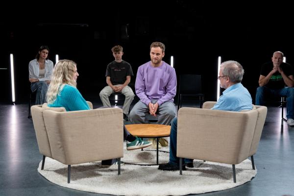 Bild 1 von 1: Psychologe Leon Windscheid (M.) spricht mit Teilnehmenden des Sozialexperiments über ihre Vater-Kind-Beziehungen.