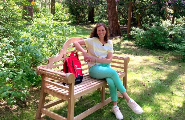 Bild 1 von 2: Moderatorin Anne Wilmes im Rhododendron-Waldpark Hobbie in Westerstede, der mit über 70 ha der größte seiner Art in Deutschland.