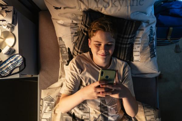 Bild 1 von 6: Marlon (Matti Schneider) freut sich auf ein geheimes Date.