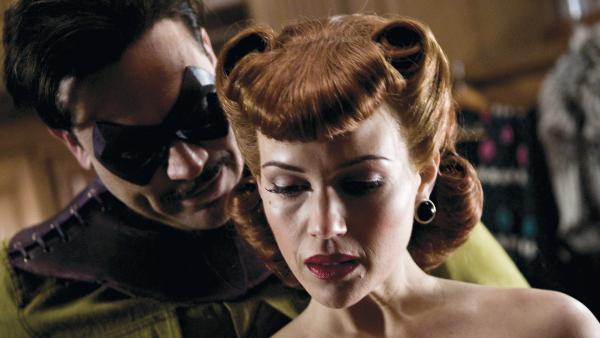 Bild 1 von 5: The Comedian (JEFFREY DEAN MORGAN) und Silk Spectre (CARLA GUGINO)