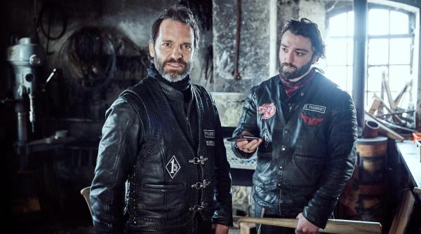 Bild 1 von 25: Im Bild: Josef Hasek (Thomas Wodianka, li.) und Martin Maier (Aslan Aslan, re.) in der Emaillierwerkstatt..