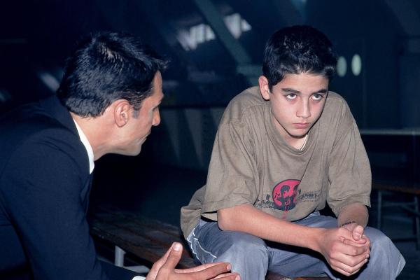 Bild 1 von 3: Im Bild: Toprak (Erol Sander) befragt Timur Günay (Tona Ünal).