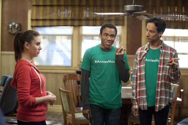 Bild 1 von 13: Langsam kommen Annie (Alison Brie, l.) Zweifeln: Ist es wirklich eine gute Idee, zu den beiden Kindsköpfen Troy (Danny Glover, M.) und Abed (Danny Pudi, r.) zu ziehen?