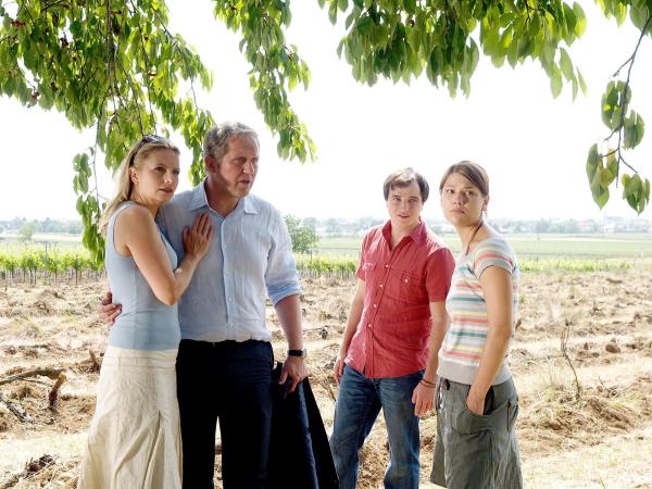 Bild 1 von 3: Im Bild (v.li.): Susanne Michel (Claudia Plattner), Harald Krassnitzer (Thomas Stickler), Achim Schelhas (Paul Plattner), Britta Hammelstein (Anna Stickler).