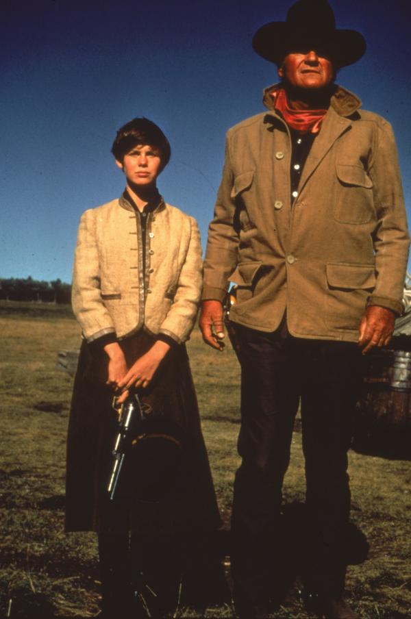 Bild 1 von 18: Weil die noch sehr junge Mattie Ross (Kim Darby, links) unbedingt den Mörder ihres Vaters verfolgen und stellen möchte, wendet sie sich an den einäugigen und trunksüchtigen Marshal Rooster (John Wayne, links).