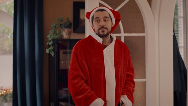 Bild 1 von 7: Erneut steht der nervige Nachbar Roel (Robbert Vervloet) im Haus von Minas Eltern. Er will Weihnachten beim \