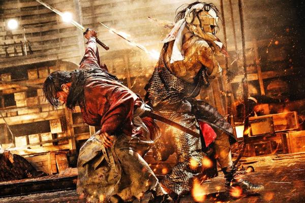 Bild 1 von 3: Kenshin Himura (Takeru Sat´, l.) nimmt den Kampf gegen den verbrannten und bandagierten Makoto Shishio (Tatsuya Fujiwara, r.) und seine Elitekampfgruppe Juppongatana auf ...