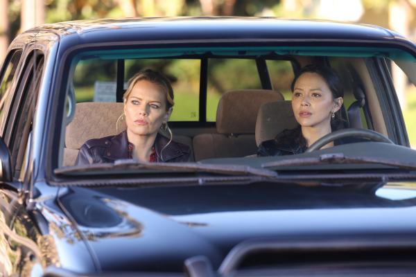 Bild 1 von 3: Isabel Bradford (Mircea Monroe, l.) und Lucy Chen (Melissa O'Neil, r.) observieren die zu rettende Person aus einem Auto heraus. Währenddessen befragt Lucy Isabel zu ihrer Vergangenheit als Undercover-Agentin.