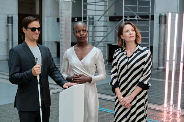 Bild 1 von 30: Im Bild (v.li.): Philipp Hochmair (Alexander Haller), Florence Kasumba (Solveig Schachner), Patricia Aulitzky (Sophie Haller).