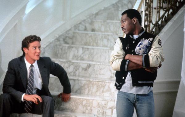 Bild 1 von 11: Axel (Eddie Murphy, r.) kehrt von Detroit nach Beverly Hills zurück, um mit seinem alten Partner Billy Rosewood (Judge Reinhold, l.) ein Attentat aufzuklären. Die Spuren führen sie zum Schießclubleiter Maxwell Dent und dessen undurchsichtiger Freundin Karla Frey...