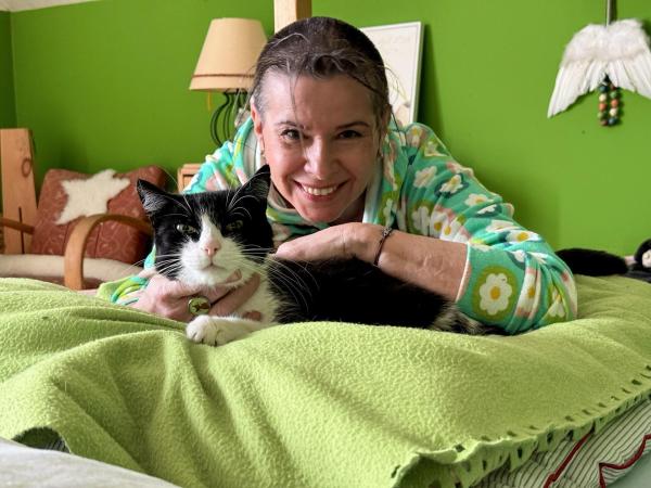 Bild 1 von 2: Im Bild: Uschi Zezelitsch mit Schmusekater  Nelson.