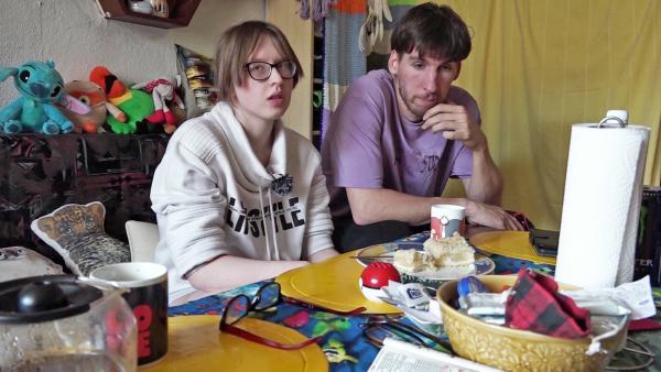 Bild 1 von 3: Wegen unüberwindbarer Schwierigkeiten mussten Jasmin und Ehemann Maik vor Kurzem ohne ihre beiden Kinder das Eltern-Kind-Heim verlassen. Das junge Ehepaar steht daher ohne festen Wohnsitz da und kommt vorerst bei Maiks Mutter Bärbel unter.