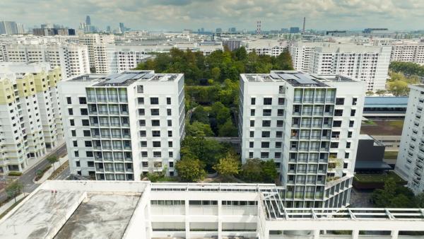 Bild 1 von 4: Natur im Kiez, mitten in der Großstadt: Biophiles Design (hier in der Kampung Admiralty in Singapur) ermöglicht schon heute gesünderes Wohnen und mehr soziales Miteinander.