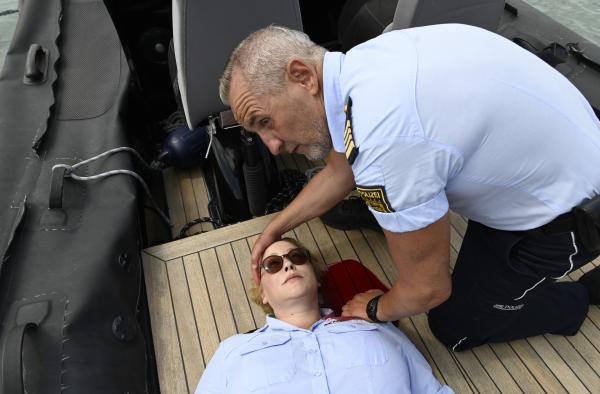 Bild 1 von 3: Bei der Kontrolle einer führerlosen Yacht, wurde auf Nele Fehrenbach (Floriane Daniel) geschossen. Paul Schott (Tim Wilde, r.) kümmert sich um seine verletzte Kollegin.