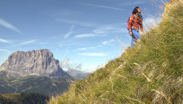 Bild 1 von 1: Er ist das Tor zum Süden: der Brenner. Hinter dem Alpenpass beginnt der Traum von Italien. Südtirol ist die nördlichste Provinz des Landes. Das Tal zwischen Brenner und Bozen ist seit jeher Durchgangsland, flankiert von zahlreichen Burgen. Im Bild: Tamara Lunger, Extrembergsteigerin.