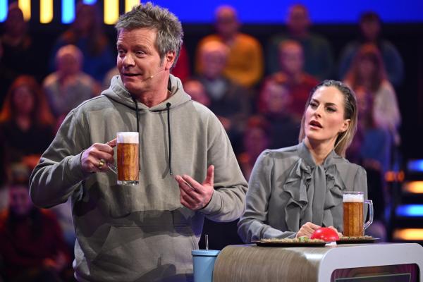 Bild 1 von 13: Oliver Geissen (l.); Sandy Mölling (r.)