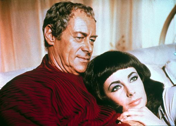 Bild 1 von 7: Julius Cäsar (Rex Harrison, l.) kann sich dem sinnlichen Anblick Cleopatras (Elizabeth Taylor, r.) nicht entziehen. Er verhilft seiner Geliebten an die Macht ...