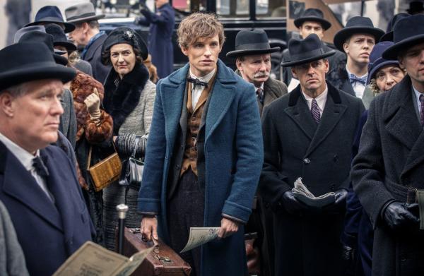 Bild 1 von 8: (Center) EDDIE REDMAYNE as Newt Scamander in Warner Bros. Pictures' fantasy adventure \