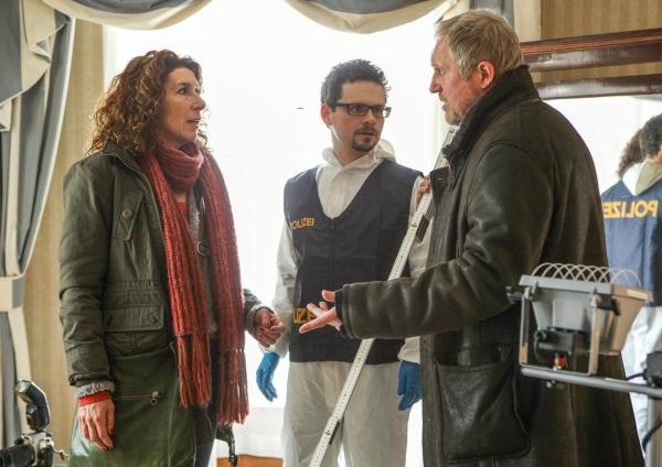 Bild 1 von 8: Bibi Fellner (Adele Neuhauser) und ihr Kollege Moritz Eisner (Harald Krassnitzer, rechts) untersuchen gemeinsam mit dem Kriminaltechniker Slavik (Stefan Puntigam, Mitte) den Tatort.