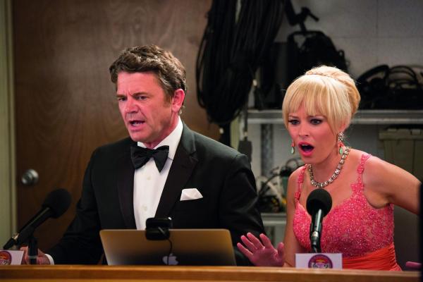 Bild 1 von 8: Auf John (John Michael Higgins, l.) und Gaul (Elizabeth Banks, r.), die Verantwortlichen der A-Cappella-Weltmeisterschaft in Kopenhagen, warten einige Überraschungen, denn die Barden Bellas aus Amerika haben viel Feuer unterm Hintern ...