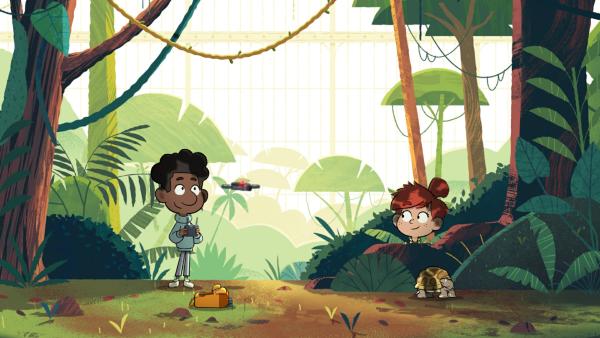 Bild 1 von 6: Mit der neuen Drohne von Tommy's Eltern können Taylor und Tommy jetzt die Tiere des Reservats ganz aus der Nähe beobachten.