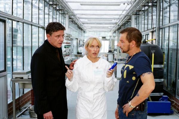 Bild 1 von 12: Katrins (Anica Dobra, M.) Welt gerät aus den Fugen. Nachdem Frank (Richy Müller, r.) den halben Garten unter Wasser gesetzt hat, hofft er auf ihre Hilfe. Zur Not holt er sie direkt vom Arbeitsplatz nach Hause. Doch da ist auch noch ihr Verlobter und Arbeitskollege Thorsten (Christian Maria Goebel, l.), der eine Erklärung verlangt ...