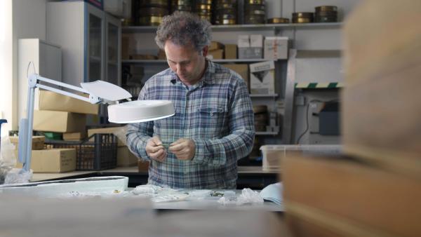 Bild 1 von 13: Archäologe Dr. Thomas Gabor betrachtet die Funde von Lyminge. Dort fanden Archäologen sowohl eine heidnische Königshalle als auch ein frühchristliches Kloster.