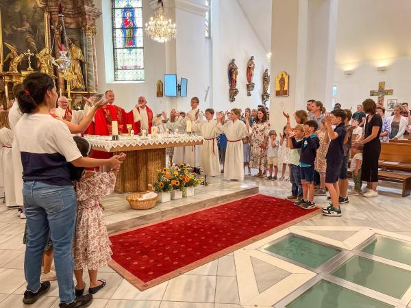 Bild 1 von 4: Im Bild: Gottesdienst in der Pfarrkirche Graz-St. Peter.