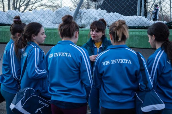Bild 1 von 6: Weil sie nachts im Pub Wodka getrunken und eine wüste Schlägerei ausgelöst haben, verhängt Trainerin Rachele (Antonia Truppo, M.) ein Straftraining über Nadia (Federica Cuomo, 2. v. l.), Martina (Alessia De Falco, r.) und das restliche Team.
