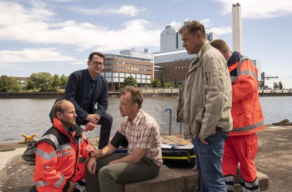 Bild 1 von 6: (Mitte v.l.n.r.) Lars Englen (Ingo Naujoks); Bernd Reuter (Christian Bruhn); Finn Kiesewetter (Sven Martinek)